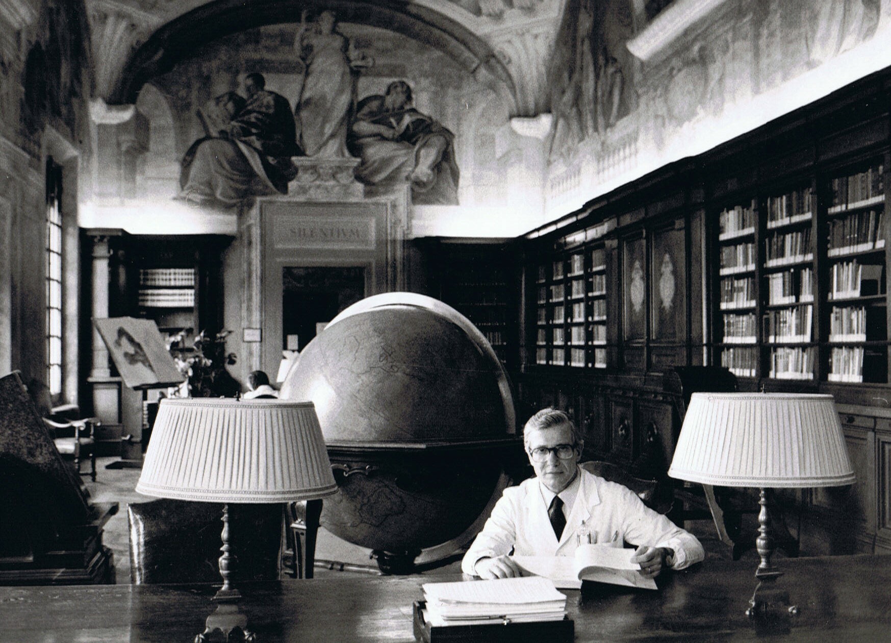 Prof. Mario Campanacci nella Biblioteca dell'Istituto Ortopedico Rizzoli